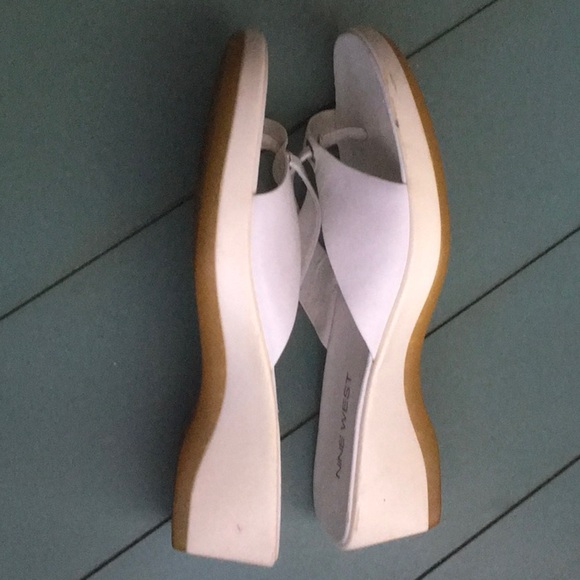 Nine West Nweleni White Thong Sandals Sz 8M - Picture 5 of 8